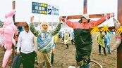 環團抗議觀塘案　綁十字架向藻礁懺悔