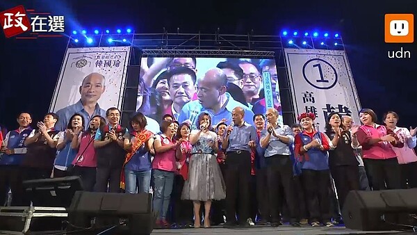 韓國瑜在晚會上與眾人演唱詹雅雯的「今年一定會好過」。圖/取自聯合新聞網直播畫面