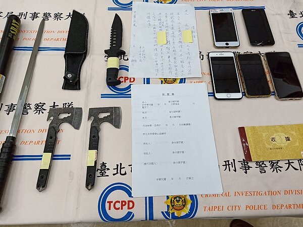 台北市刑大逮捕四海幫大哥張國峻,起獲台灣少見的球棒刀。記者廖炳棋/攝影