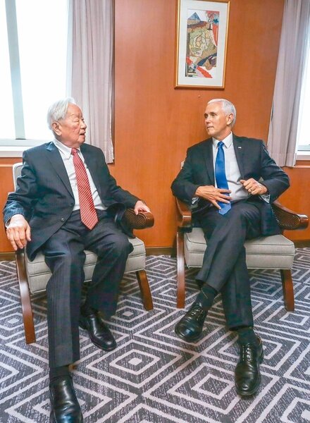 APEC我領袖代表張忠謀（左）與美國副總統潘斯會面。 外交部／提供
