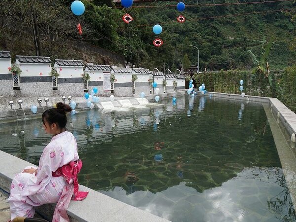 清泉溫泉位於桃山村，開發於日治時期1913年，昔日稱為「井上溫泉」。圖／縣府提供