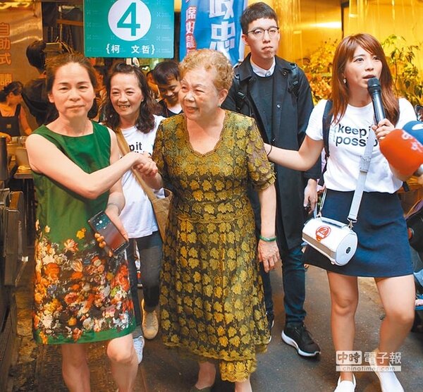 台北市長柯文哲媽媽（中）18日到士林華榮市場拜票，北市觀傳局長陳思宇（右一）也來助陣輔選。（張立勳攝）