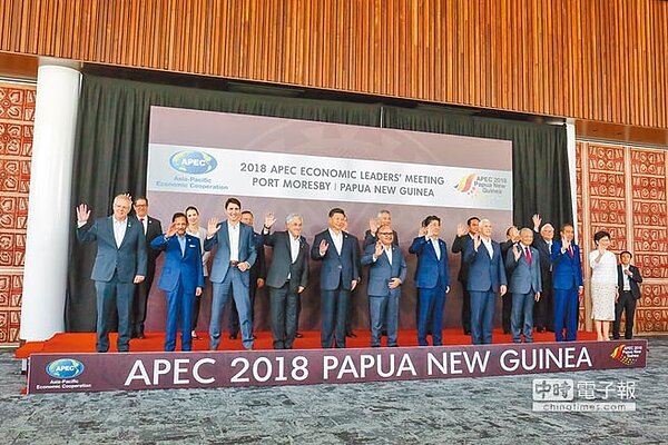 亞太經合會（APEC）領袖閉門會議18日舉行，各經濟體領袖在會前合照，APEC領袖代表張忠謀站在後排最右側，身邊是越南總理阮春福。（中華台北代表團提供）
