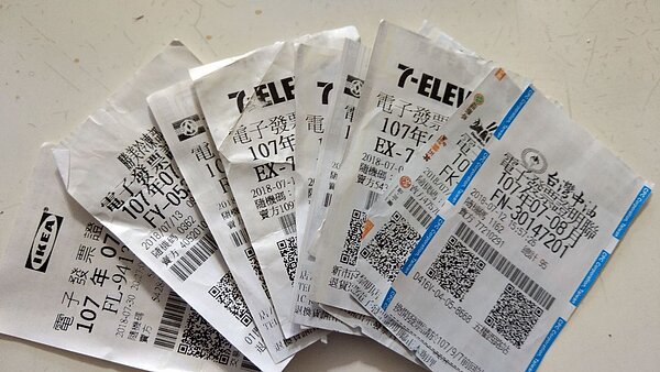 財政部推行統一發票兌獎管制新制,郵局自今年12月29日,不再提供兌獎服務,將一舉擴增至超過1.3萬據點。聯合報系資料照/記者趙容萱攝影