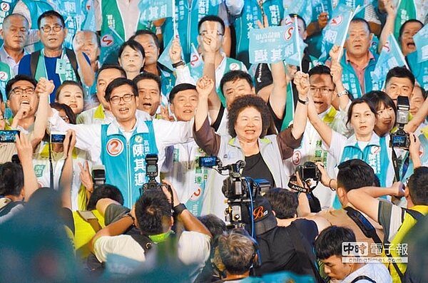 總統府祕書長陳菊(前排右二)18日為民進黨高雄市長候選人陳其邁(前排左一)助選,多次疾呼「高雄人站出來、不能被侮辱」,走回悲情路線。(林瑞益攝)