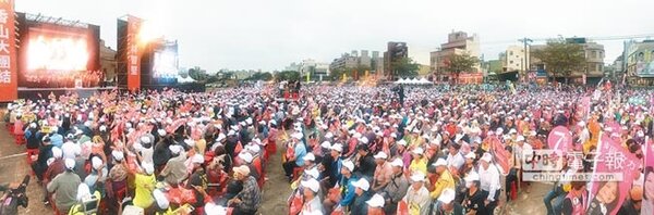 新竹市長候選人林智堅18日在香山區舉辦「香山大團結─會做事連線」造勢大會，現場湧入上萬支持者。（陳育賢攝）