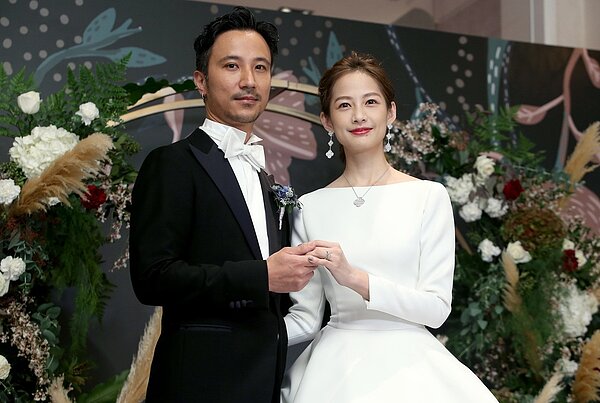 簡嫚書(右)與髮型師老公雲昌隆(左)在文華東方酒店補辦婚宴,身穿一襲夢幻白紗,與大家分享她的喜悅。記者余承翰/攝影