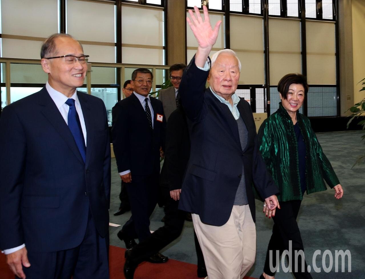 代表蔡英文總統前往巴布亞紐幾內亞出席亞太經合會(APEC)領袖會議的台積電前董事長張忠謀夫婦(中及右),結束議程後19日下午搭乘中華航空公司專機返抵桃園機場,國家安全會議秘書長李大維(左)等官員在國賓門口迎接。記者陳嘉寧/攝影