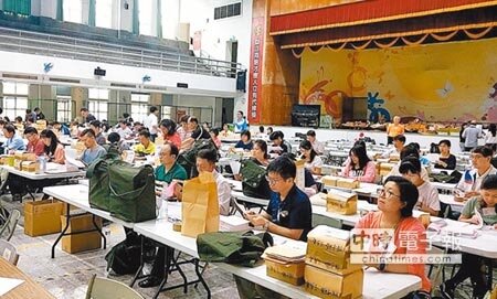 嘉義市選委會選務人員連續兩天清點大批公投票。（廖素慧攝） 