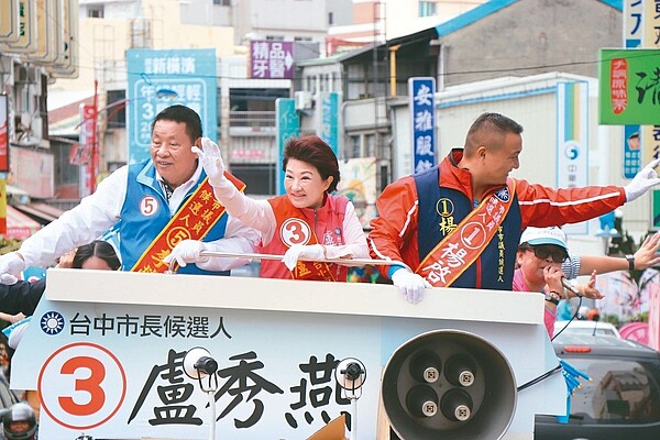 國民黨台中市長候選人盧秀燕（中）與市議員候選人李榮鴻（左）昨在海線車隊掃街拜票。 記者陳秋雲／攝影