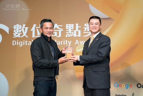 永慶房產集團業務總經理葉凌棋(右)，從台北市廣告代理商業同業公會理事長鄧博文(左)手中領取獎項。