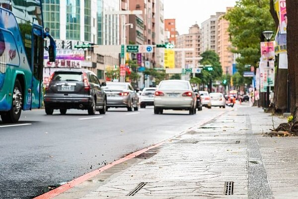 桃園市政府斥資7100萬元將藝文特區大興西路一段、二段人行道路進行改善。圖/市府提供