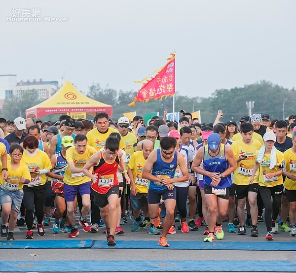 清晨6點，1600位跑者一起開跑，為植物人打氣