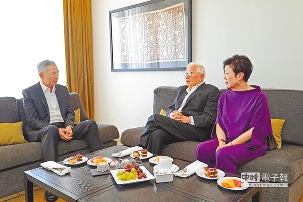 新加坡總理李顯龍在臉書貼照，指與中華台北領袖代表張忠謀先生及夫人張淑芬喝茶。圖／摘自李顯龍臉書