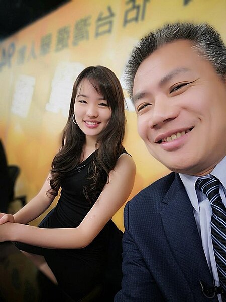 名嘴羅友志（右）和韓冰（左）錄影，趁機要電話，卻反被韓冰一句話打敗。 圖擷自「羅友志oo有事找友志」臉書