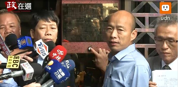 國民黨高雄市長候選人韓國瑜下午到台北地檢署提告電視節目主持人綠營名嘴鄭弘儀指控的「高雄被賣掉說」。不過,抵達北檢的韓國瑜卻表示,為了族群和諧,他決定不告了。記者徐宇威/攝影