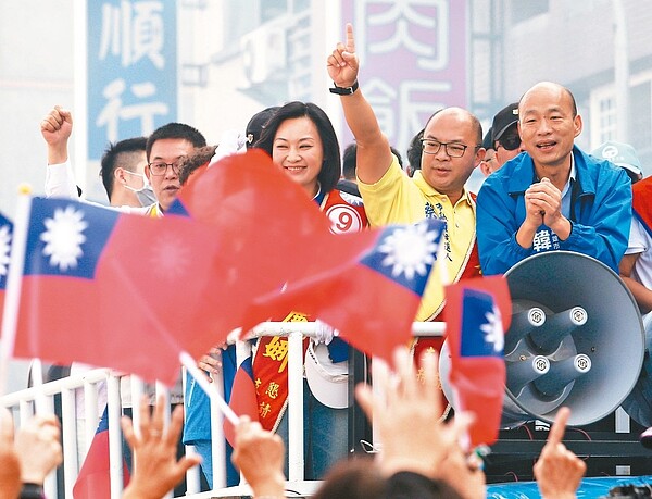 國民黨高雄市長候選人韓國瑜(右一)今天上午在小港區車隊掃街拉票,沿途民眾揮手、揮國旗加油。 記者劉學聖/攝影