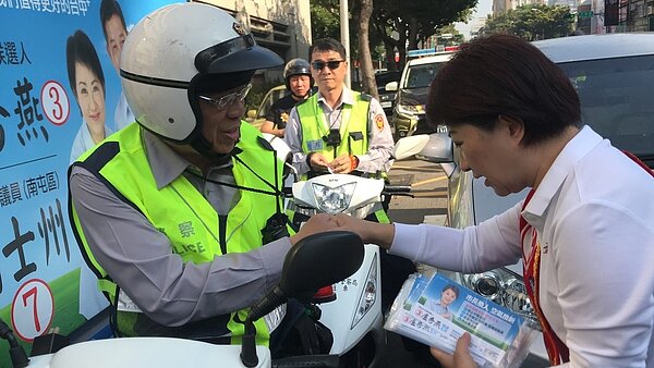 今早空品亮橘燈,車隊掃街前盧秀燕發口罩文宣給員警防空汙。 記者陳秋雲/攝影