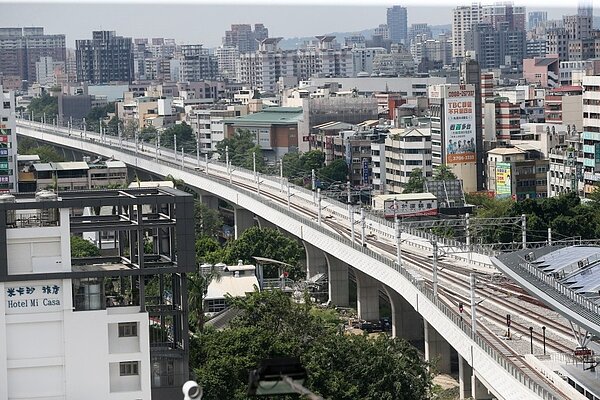 中都會區鐵路高架捷運化工程第一期。 報系資料照 記者黃仲裕/攝影