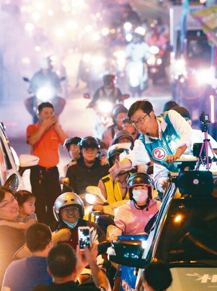 民進黨高雄市長候選人陳其邁(右)昨晚在鳳山地區掃街拉票，沿途有許多支持者爭相與他握手。 記者劉學聖／攝影