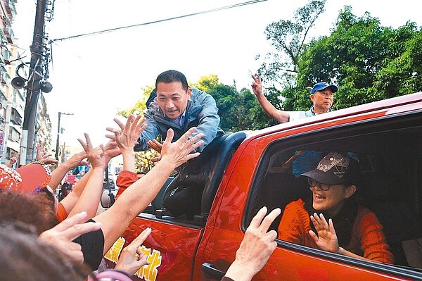 侯友宜在土城車隊掃街拜票，他表示最後72小時關鍵時刻，全力防止奧步。 記者施鴻基／攝影