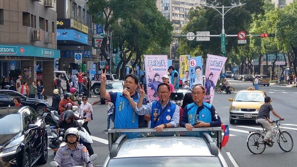 國民黨台北市長候選人丁守中進行車隊掃街。記者楊正海/攝影 