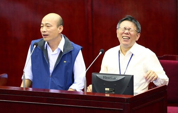 圖為韓國瑜（左）與柯文哲2016年在台北市議會備詢情形。本報系資料照／記者許正宏攝影