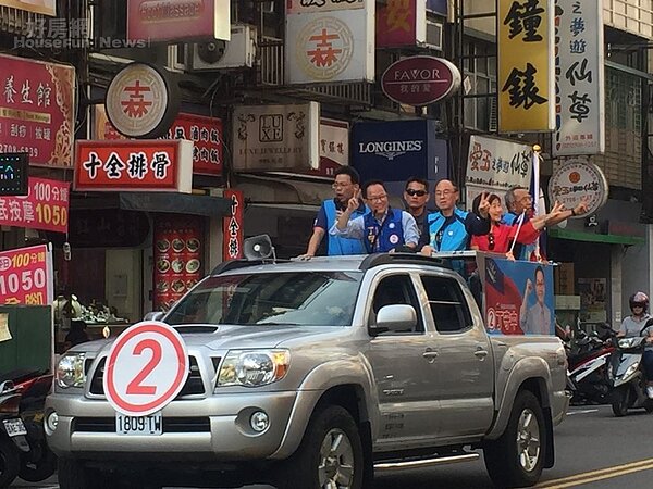 台北市長候選人丁守中掃街(好房網news林美欣攝影)