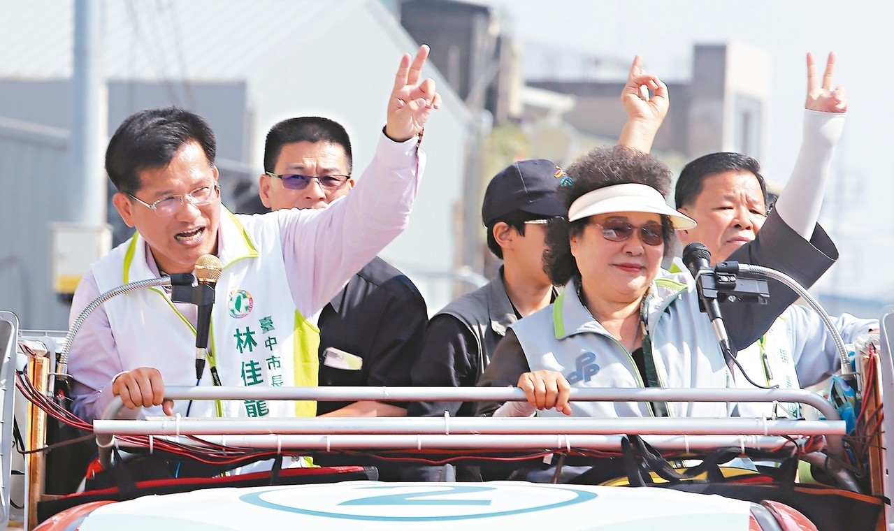 民進黨台中市長候選人林佳龍（左）昨由總統府秘書長陳菊（右）陪同，到台中神岡以車隊掃街。 記者黃仲裕／攝影