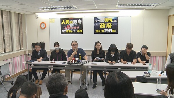 普悠瑪翻車事故今天(21日)屆滿一個月,罹難者與傷者家屬不滿台鐵後續不聞不問,召開記者會,痛批蔡英文總統在事發第一時間到靈堂上完香後,便對自己公開允諾成立專案賠償小組一事全忘光了,至今仍是一場空。記者顏凱勗/攝影