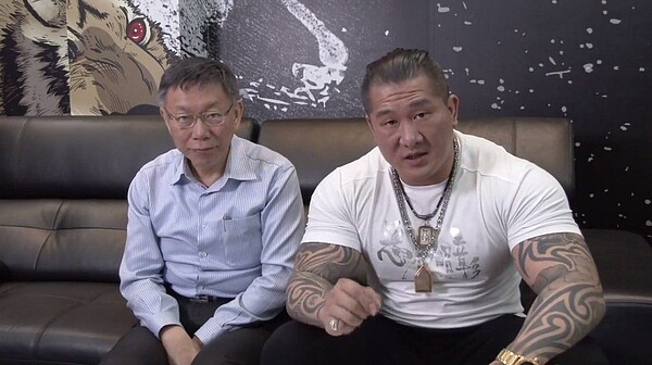 台北市長柯文哲今天晚上10時接受健身名人「館長」陳之漢訪問,因直播網站技術問題,陳之漢只好改以臉書粉絲頁直播訪柯,一度有7萬人同時觀看。圖/取自網路