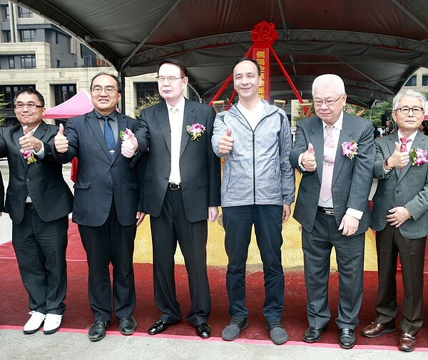 儒鴻企業總部昨天舉行新建工程開工動土典禮,儒鴻董事長洪鎮海(左三)與新北市長朱立倫(左四)、經濟部工業局局長呂正華(左二)等人一同進行動土儀式,祈求工程順利圓滿。 記者黃義書/攝影