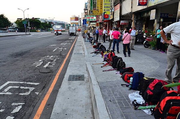 在台中從事運輸業的張先生和10多名友人集資,10月中發起「北漂專車」要幫助在台中的高雄人返鄉投票,每人往返只要100元,還提供乘客保險。圖/讀者提供