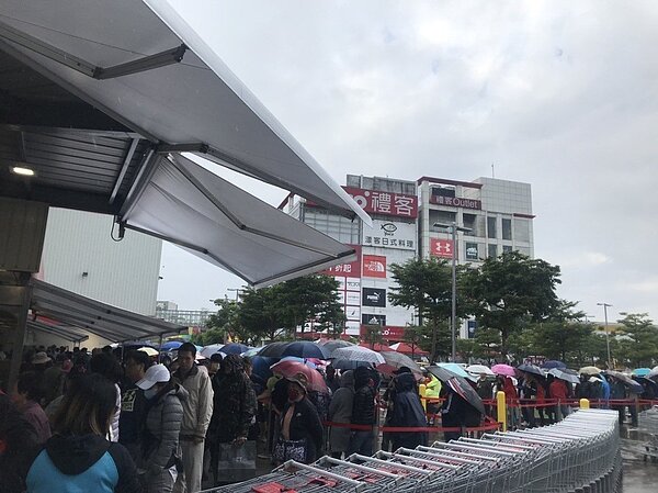 好市多黑色購物節上午開跑,民眾冒雨瘋狂搶購。記者徐兆玄/攝影
