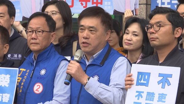 國民黨副主席郝龍斌致詞時，一度口誤，說出記得「買票」，立即改口，記得「買車票」。