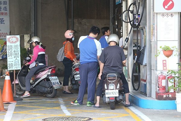國際原油價格持續下滑,下周汽柴油價格可望連六跌,民眾加油且慢。本報資料照片
