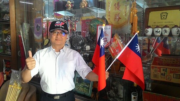 台南市旗幟業者鄭皇嵐說,最近二周以來國旗增加約二成,藍營支持者士氣高昂。記者黃宣翰/攝影