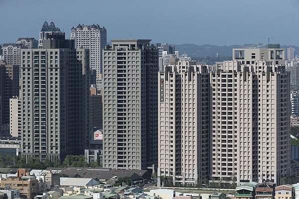 財政部高雄國稅局查獲兩兄弟利用交叉移轉財產逃避贈與稅，結果被國稅局補稅1000多萬元。圖為高雄美術館區的房地產。圖╱聯合報系資料照片
