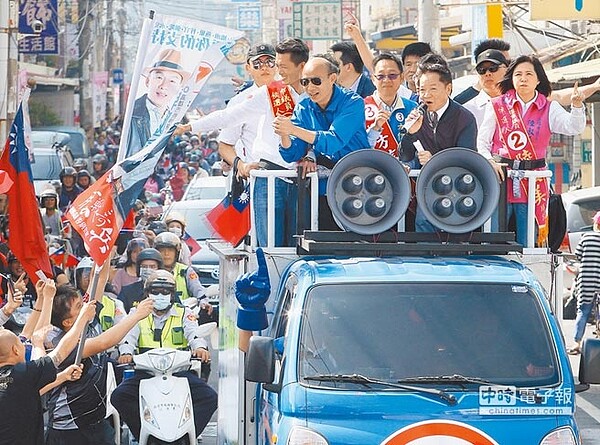 國民黨高雄市候選人韓國瑜（中）22日與前來助陣的「寶島歌王」葉啟田（右一）在大岡山地區車隊掃街。（陳怡誠攝）
