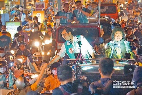 民進黨高市長候選人陳其邁(車上左)首度與總統府祕書長陳菊(車上右)合體掃街拜票,沿路受到前鎮、小港深綠票倉選民歡迎。(柯宗緯攝)