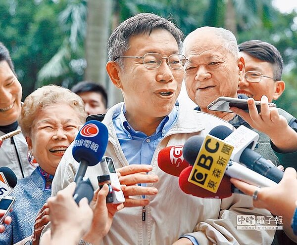 台北市長候選人柯文哲(中)22日啟動傳統車隊掃街拜票,柯文哲爸媽在身後大喊「柯文哲加油」,讓柯顯得不好意思。(方濬哲攝)