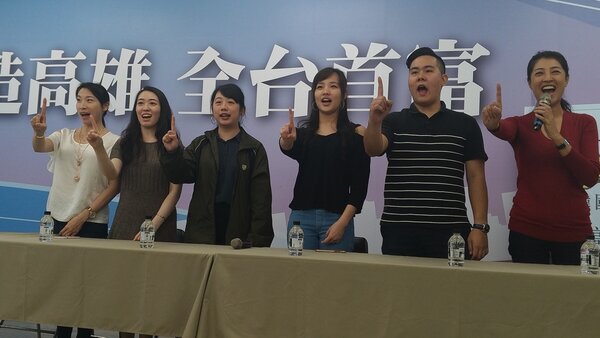 國民黨高市長候選人韓國瑜的小編團隊和女兒韓冰（右三），上午呼籲首投族、年輕朋友，給韓國瑜一次機會。記者蔡孟妤／攝影 