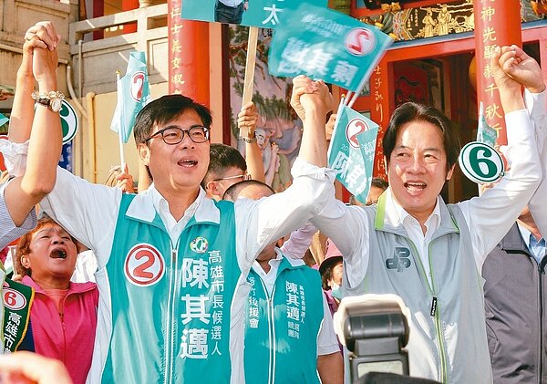 行政院長賴清德（右）上午陪高雄市長候選人陳其邁（左）掃街拜票，出發前兩人一同喊話造勢。 記者鄭清元／攝影