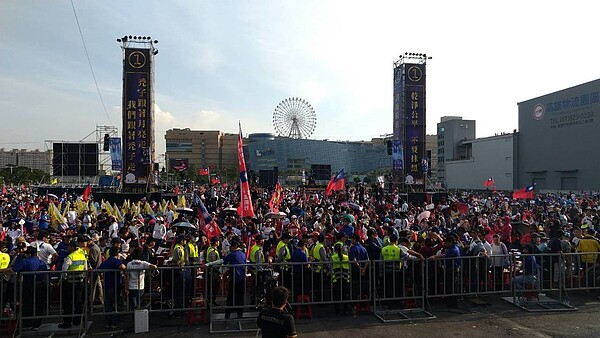 國民黨高市長候選人韓國瑜選前之夜，前半場下午3點左右已擠滿人。記者蔡孟妤／攝影 