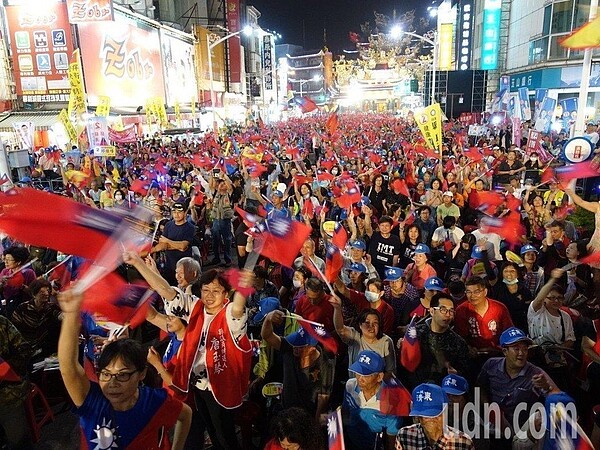 「張老師」提醒民眾，若會受到選舉新聞影響情緒，建議適度收看，圖為民眾參加候選人造勢，和本文無關。聯合報系資料照片