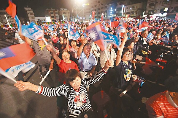 各地選情發燒,許多民眾對選舉很激情,追逐政治明星,醫師劉怡君提醒應學習理性看待。 記者趙容萱/攝影