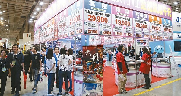 全年最大ITF台北國際旅展首度移師南港展覽館開幕,業者以各種方法促銷吸引觀光客搶購。 記者曾吉松/攝影