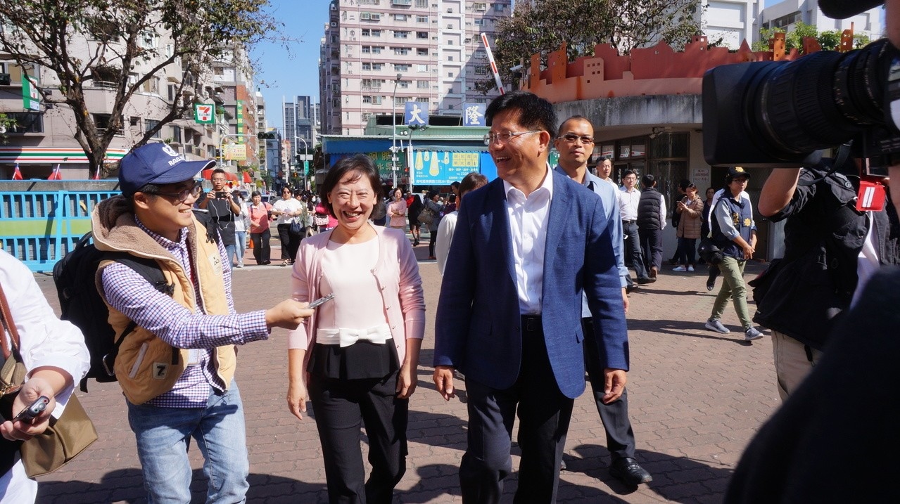 台中市長林佳龍上午11點偕妻投票，看到今天天氣晴朗、空氣品質不錯，林佳龍說「我心情也比較輕鬆點」。記者洪敬浤／攝影