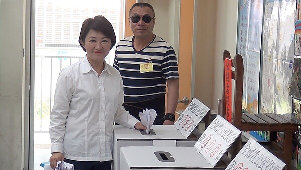 國民黨台中市長候選人盧秀燕今天上午在北區健行國小完成投票,花了一個小時排隊才投到票。記者陳宏睿/攝影