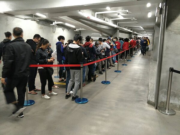 中和好市多排在第一入場的是凌晨2點前往，第六位入場的則是清晨5點，共約5百人排隊。圖／新北消保官提供